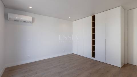 Moradia Geminada T3+1 com Jardim e Três Frentes na Boavista