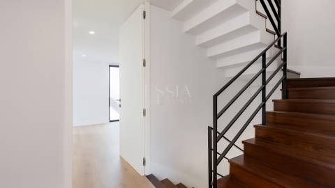 Moradia Geminada T3+1 com Jardim e Três Frentes na Boavista