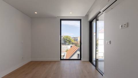 Moradia Geminada T3+1 com Jardim e Três Frentes na Boavista