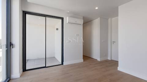 Moradia Geminada T3+1 com Jardim e Três Frentes na Boavista