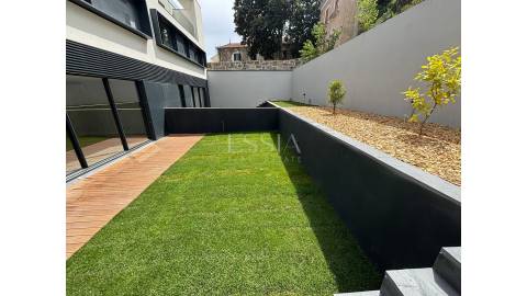 Moradia Geminada T3+1 com Jardim e Três Frentes na Boavista