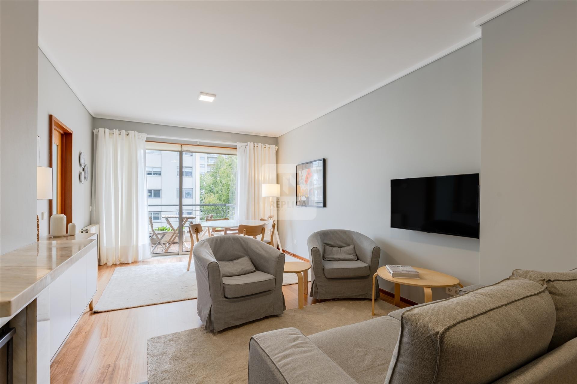 T2 Mobilado com Varanda e Garagem para Arrendar no Aviz, Porto