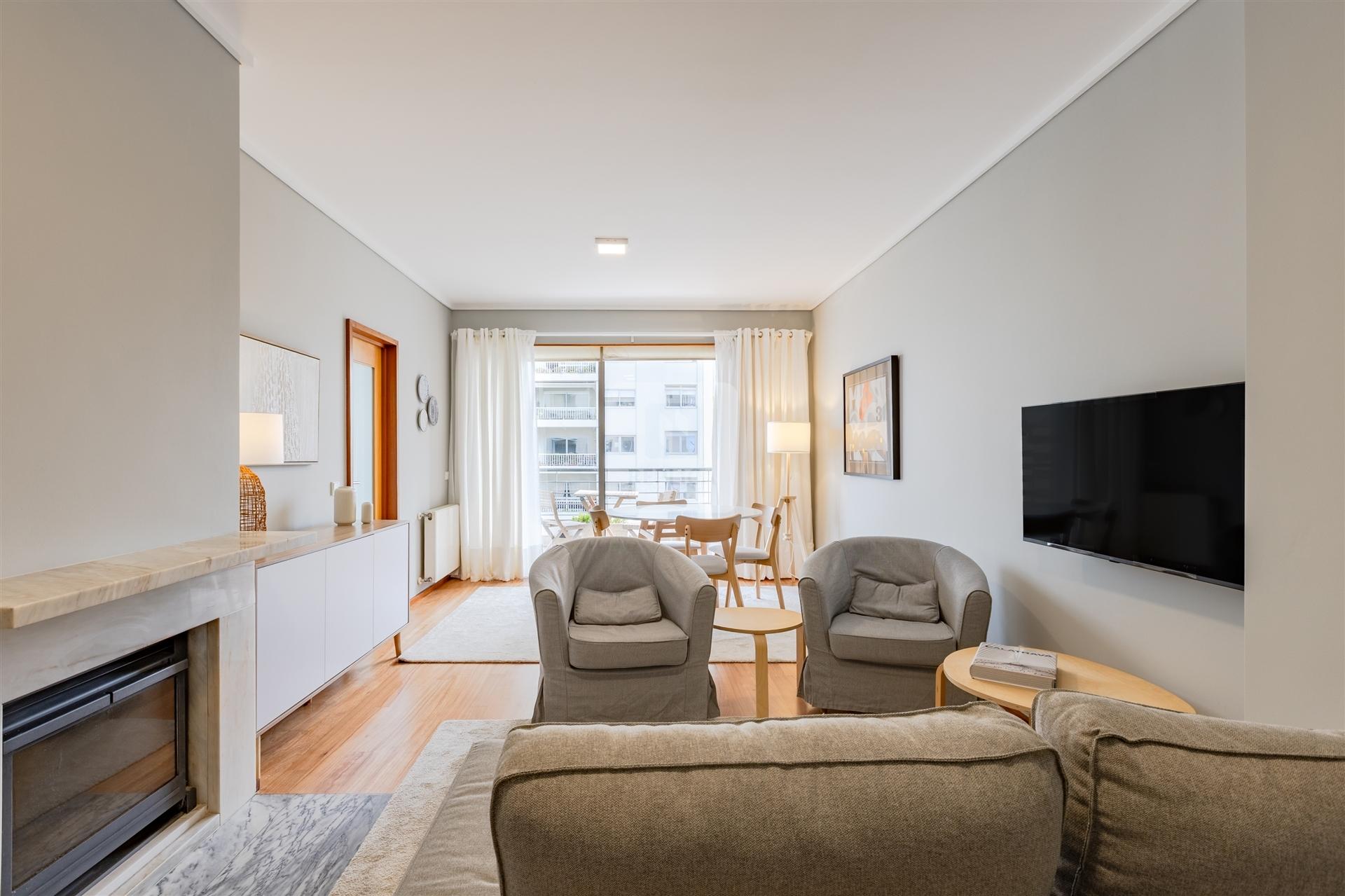 T2 Mobilado com Varanda e Garagem para Arrendar no Aviz, Porto