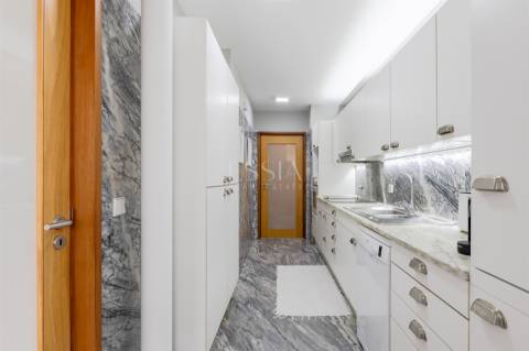 T2 Mobilado com Varanda e Garagem para Arrendar no Aviz, Porto