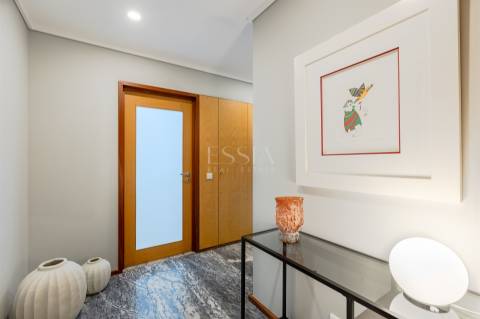 T2 Mobilado com Varanda e Garagem para Arrendar no Aviz, Porto