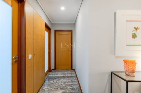 T2 Mobilado com Varanda e Garagem para Arrendar no Aviz, Porto