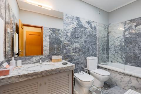 T2 Mobilado com Varanda e Garagem para Arrendar no Aviz, Porto