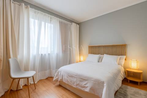 T2 Mobilado com Varanda e Garagem para Arrendar no Aviz, Porto