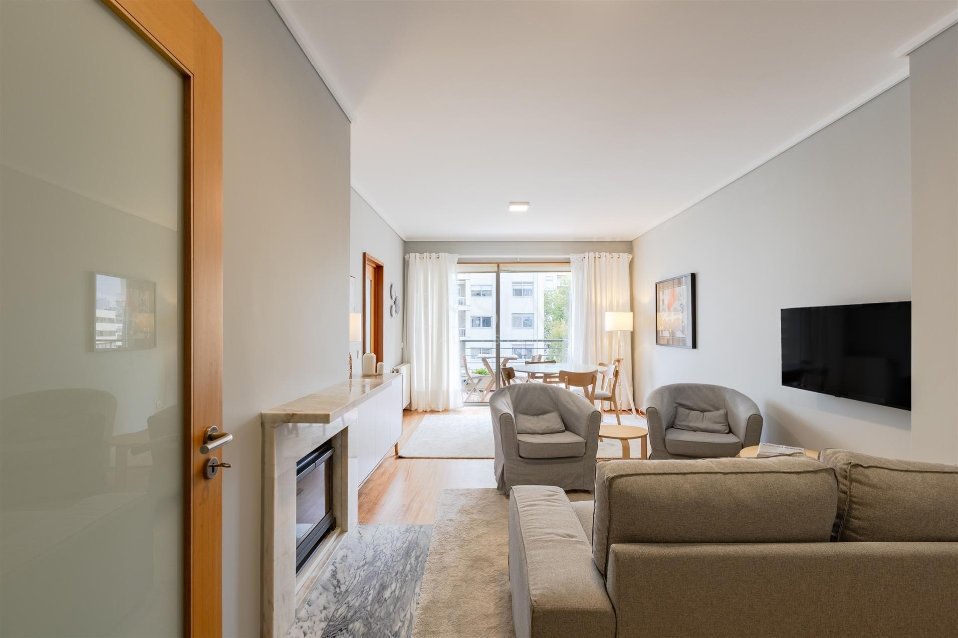 T2 Mobilado com Varanda e Garagem para Arrendar no Aviz, Porto