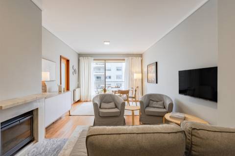 T2 Mobilado com Varanda e Garagem para Arrendar no Aviz, Porto