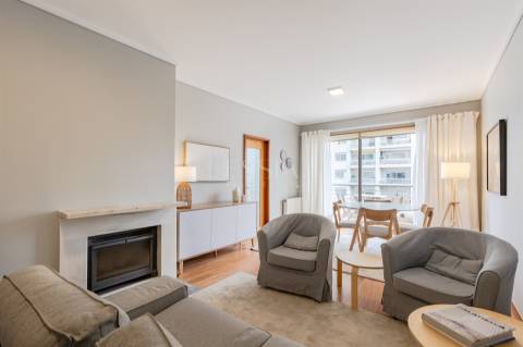 T2 Mobilado com Varanda e Garagem para Arrendar no Aviz, Porto