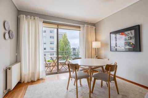 T2 Mobilado com Varanda e Garagem para Arrendar no Aviz, Porto