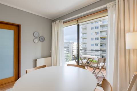 T2 Mobilado com Varanda e Garagem para Arrendar no Aviz, Porto