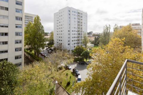 T2 Mobilado com Varanda e Garagem para Arrendar no Aviz, Porto