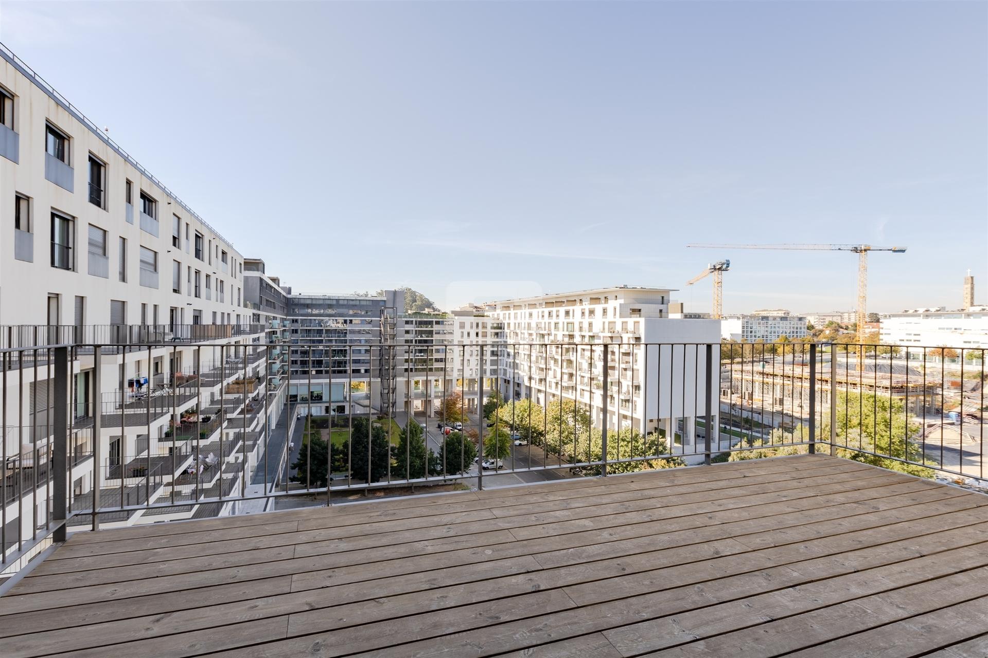 Apartamento T3 com varanda e garagem na Alameda das Antas, Porto