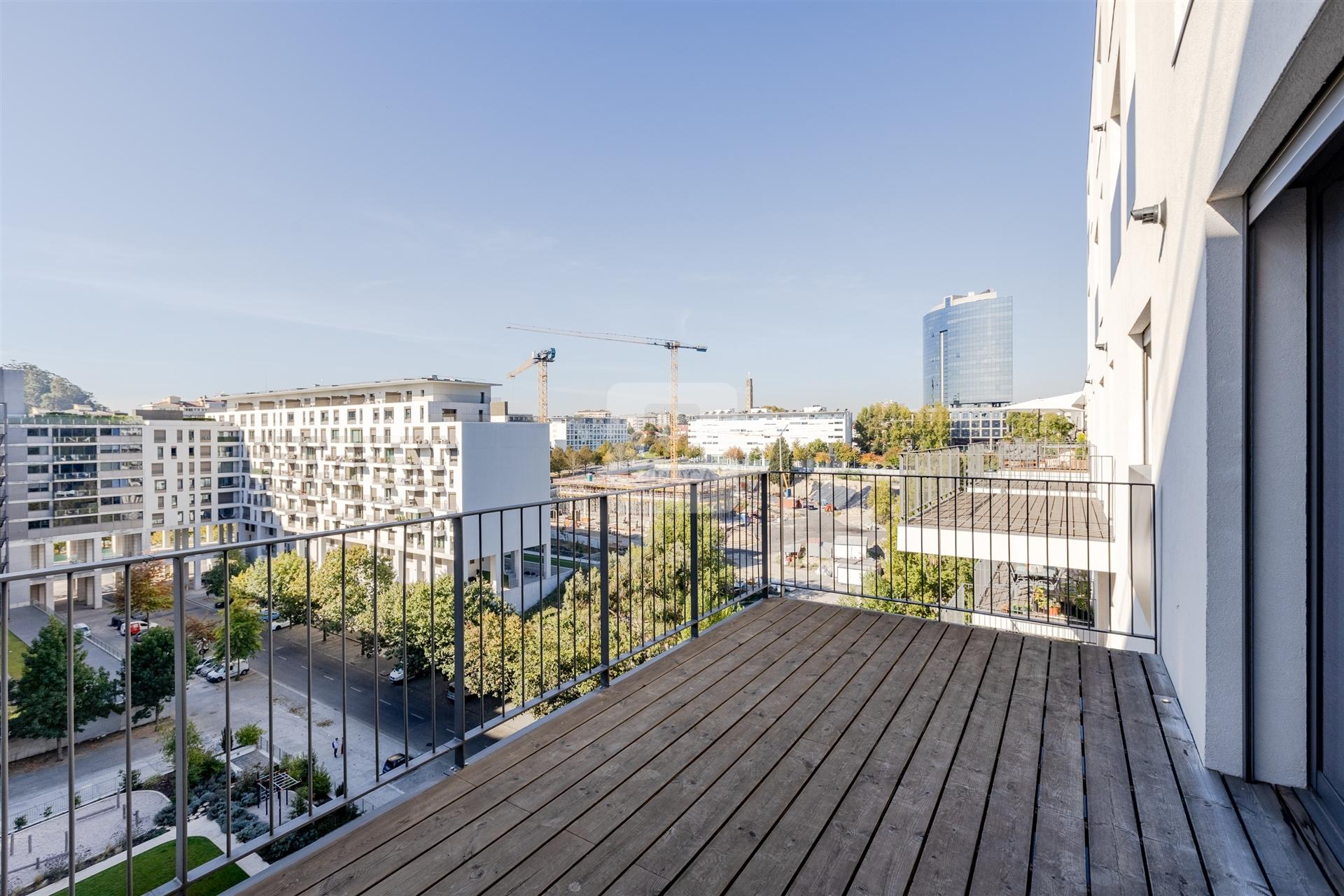 Apartamento T3 com varanda e garagem na Alameda das Antas, Porto