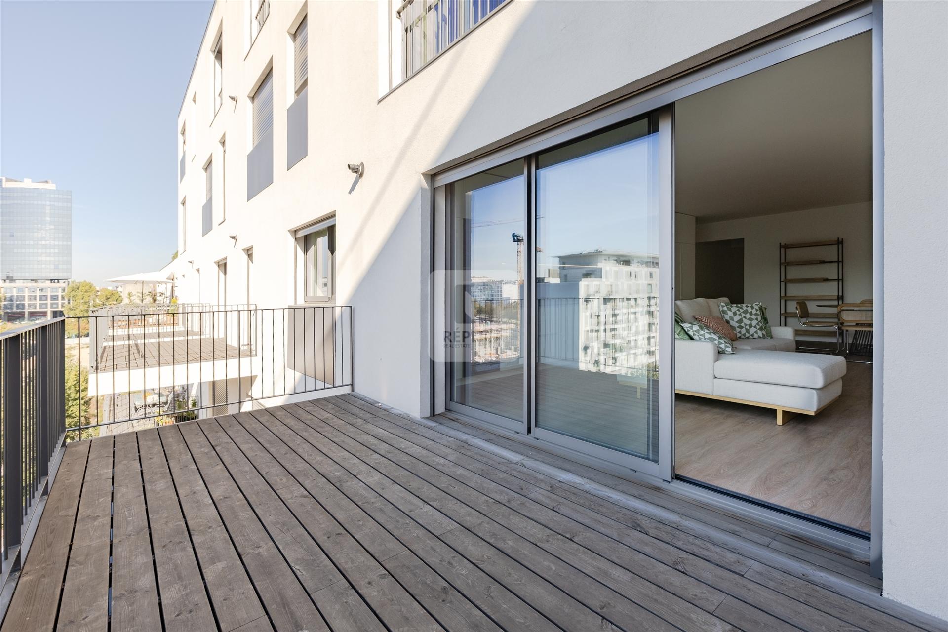 Apartamento T3 com varanda e garagem na Alameda das Antas, Porto