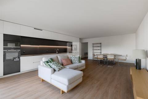 Apartamento T3 com varanda e garagem na Alameda das Antas, Porto