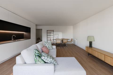 Apartamento T3 com varanda e garagem na Alameda das Antas, Porto