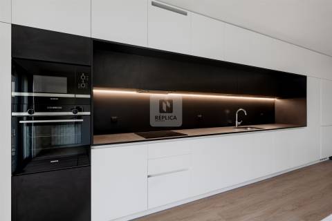 Apartamento T3 com varanda e garagem na Alameda das Antas, Porto