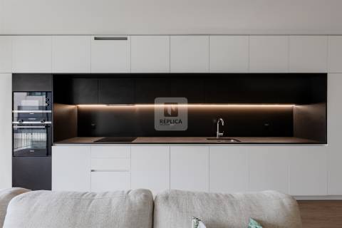 Apartamento T3 com varanda e garagem na Alameda das Antas, Porto