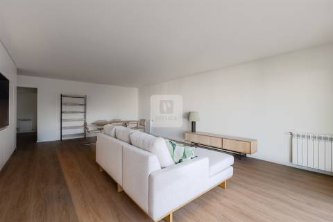 Apartamento T3 com varanda e garagem na Alameda das Antas, Porto