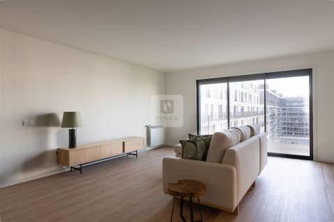 Apartamento T3 com varanda e garagem na Alameda das Antas, Porto