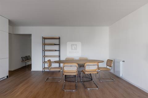 Apartamento T3 com varanda e garagem na Alameda das Antas, Porto