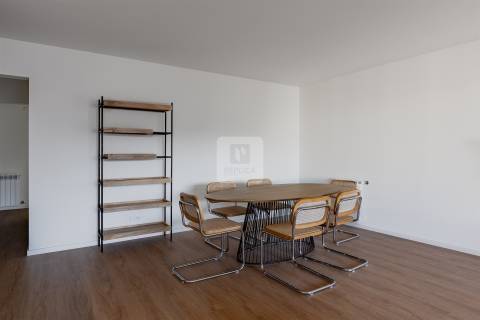 Apartamento T3 com varanda e garagem na Alameda das Antas, Porto