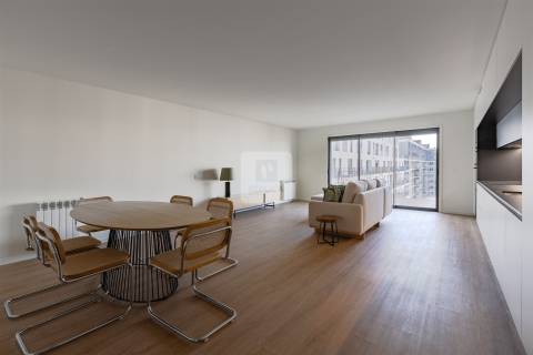 Apartamento T3 com varanda e garagem na Alameda das Antas, Porto