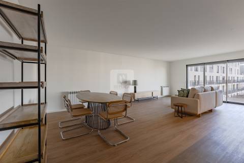 Apartamento T3 com varanda e garagem na Alameda das Antas, Porto