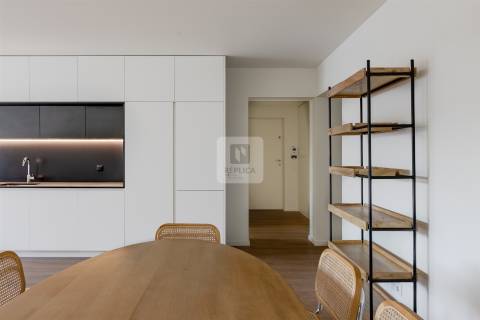 Apartamento T3 com varanda e garagem na Alameda das Antas, Porto