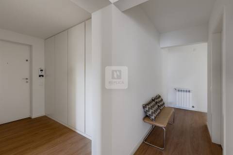 Apartamento T3 com varanda e garagem na Alameda das Antas, Porto