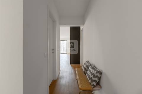 Apartamento T3 com varanda e garagem na Alameda das Antas, Porto