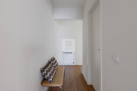 Apartamento T3 com varanda e garagem na Alameda das Antas, Porto