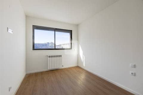 Apartamento T3 com varanda e garagem na Alameda das Antas, Porto