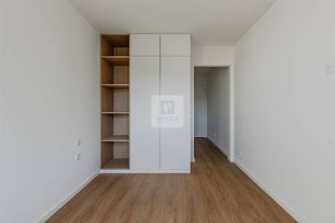 Apartamento T3 com varanda e garagem na Alameda das Antas, Porto
