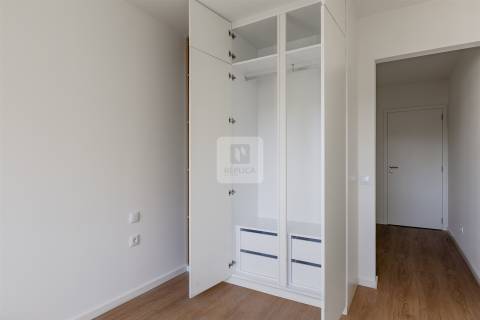 Apartamento T3 com varanda e garagem na Alameda das Antas, Porto