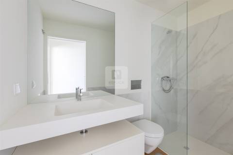 Apartamento T3 com varanda e garagem na Alameda das Antas, Porto