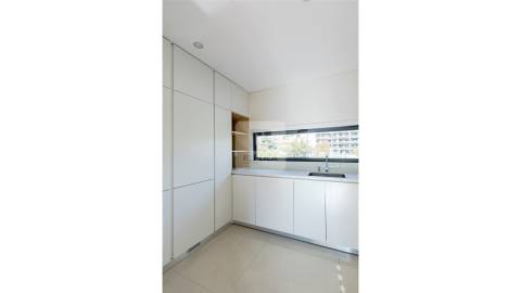 Apartamento T1 com Garagem junto à Praça das Flores