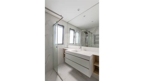 Apartamento T1 com Garagem junto à Praça das Flores