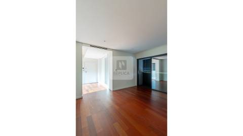 Apartamento T1 com Garagem junto à Praça das Flores