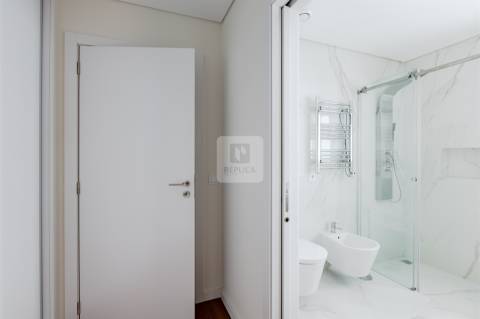 Apartamento T1 com Garagem junto à Praça das Flores