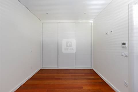 Apartamento T1 com Garagem junto à Praça das Flores