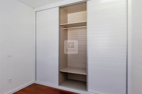 Apartamento T1 com Garagem junto à Praça das Flores