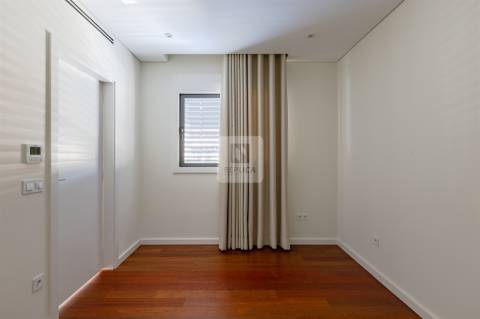 Apartamento T1 com Garagem junto à Praça das Flores