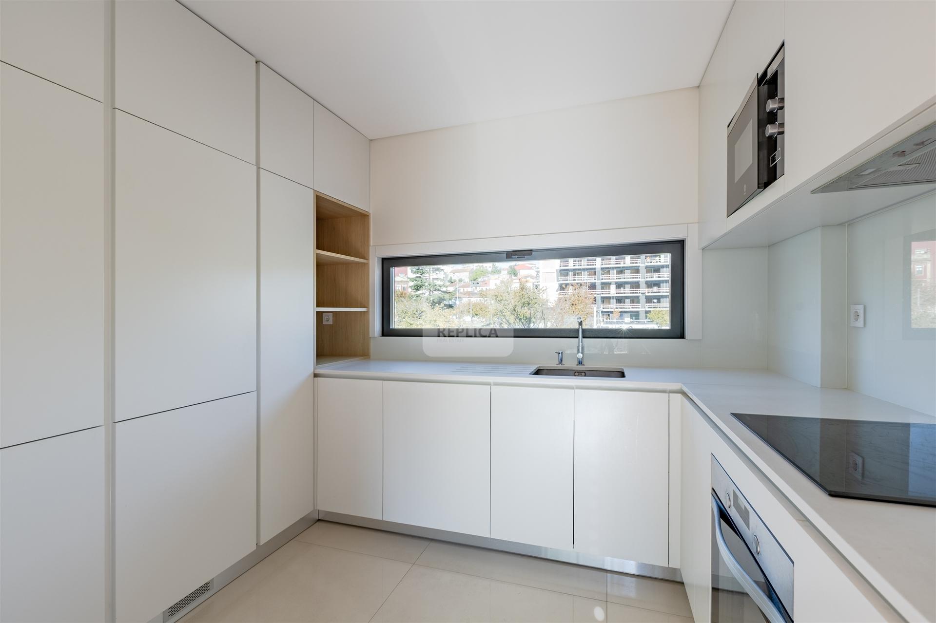 Apartamento T1 com Garagem junto à Praça das Flores