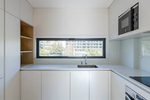 Apartamento T1 com Garagem junto à Praça das Flores