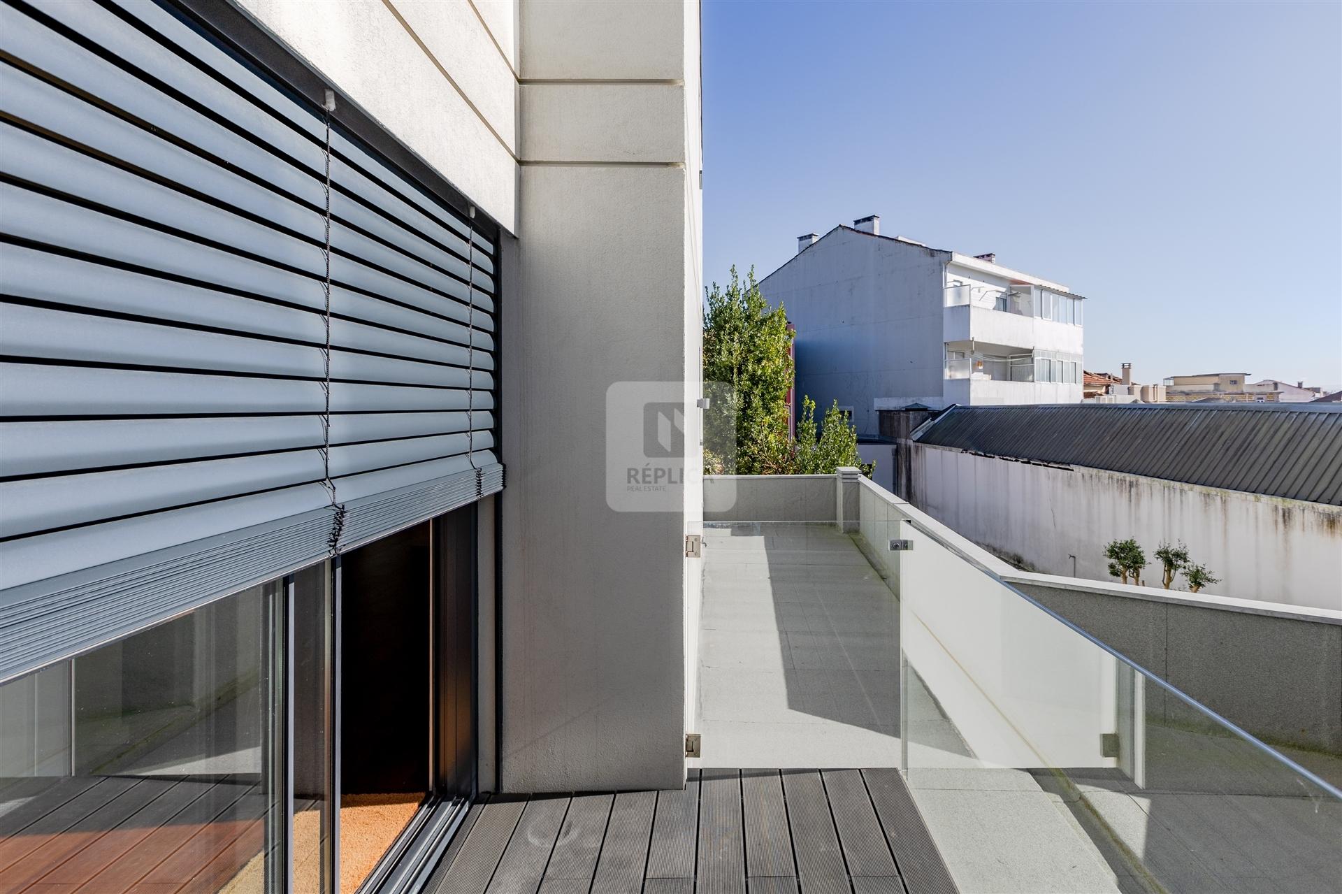 Apartamento T1 com Garagem junto à Praça das Flores