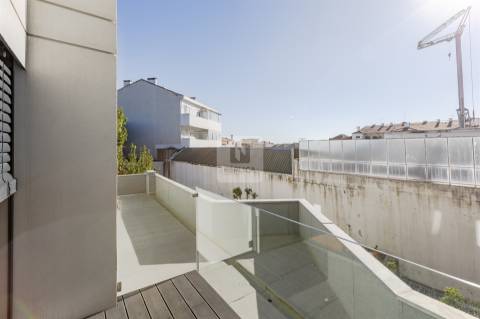 Apartamento T1 com Garagem junto à Praça das Flores